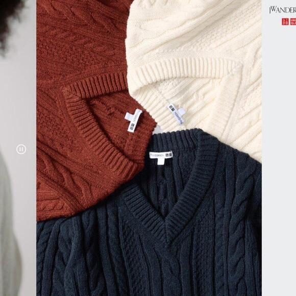 Uniqlo Cable V-Neck Sweater JW ANDERSON Navy NWT - Picture 2 of 3